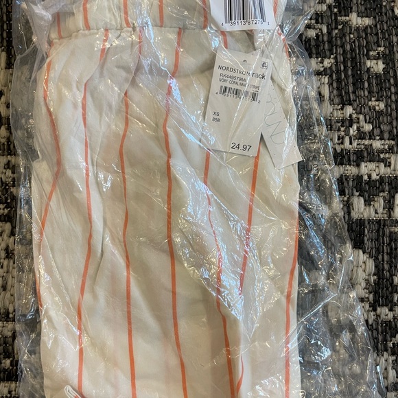 Abound Ivory and Coral Nancy stripe shorts. Size XS. NWT. - Picture 2 of 2